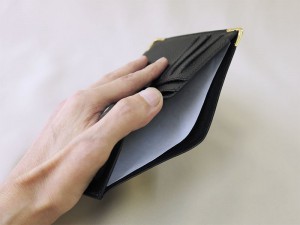 革の二つ折り財布
