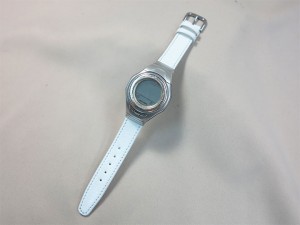 白い革の時計ベルト
