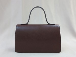 チョコレート色のハンドバッグ