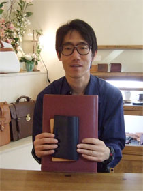 銀行用品をすべて入れられるバンクブックホルダーとA4 バインダー