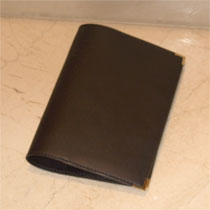 お揃いで角に金具を付けた札ばさみと 手帳カバー