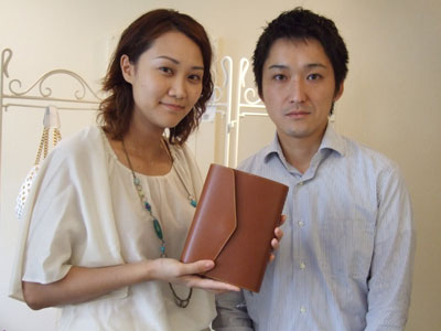 しっかり閉じてうまく持ち運べる聖書カバー