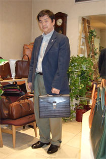 コードバンワックス加工のブリーフケース