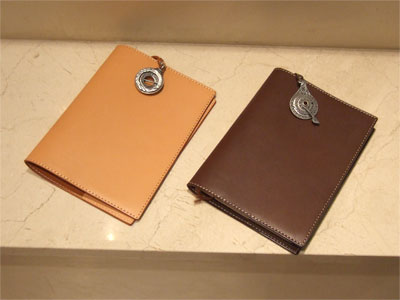 チャームをお付けしたお揃いの文庫カバー