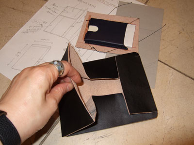 札入の試作場面