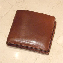 定番「ふたつ折り札入」の、カードが8枚入る版