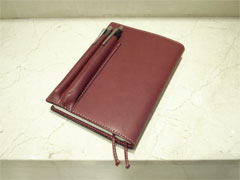 ほぼ日手帳カバーの新バージョン、新しいペンホルダー付き
