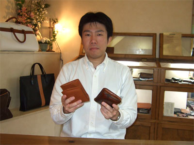 もっとたっぷりカードを入れるようにした「カードたくさん二つ折札入れ」