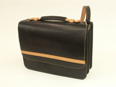 シャープなデザインのショルダーバッグ