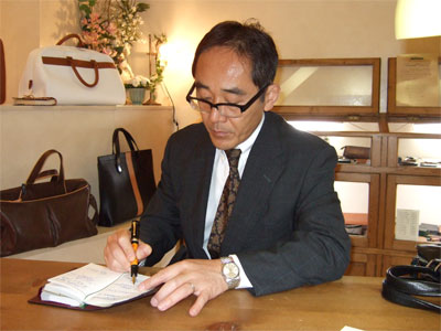 お気に入りのペンを大切にするための手帳カバー