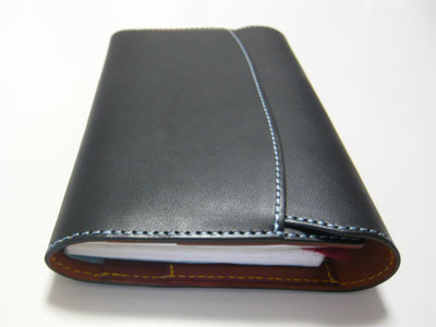 バッグに入れやすいフタの閉じ方の手帳カバー