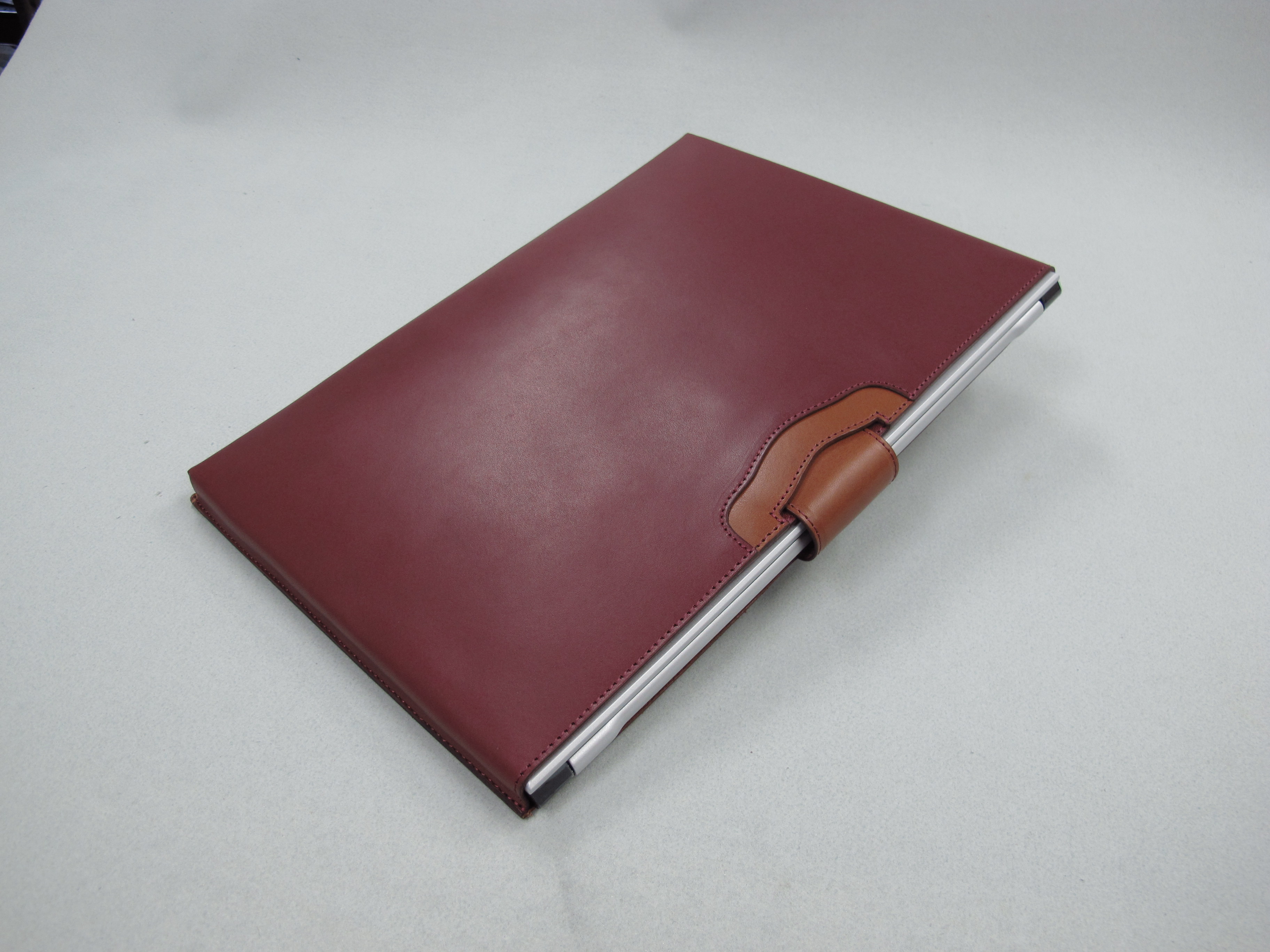 NEC の薄くて軽いPCに見合う、薄くて軽い革のケース