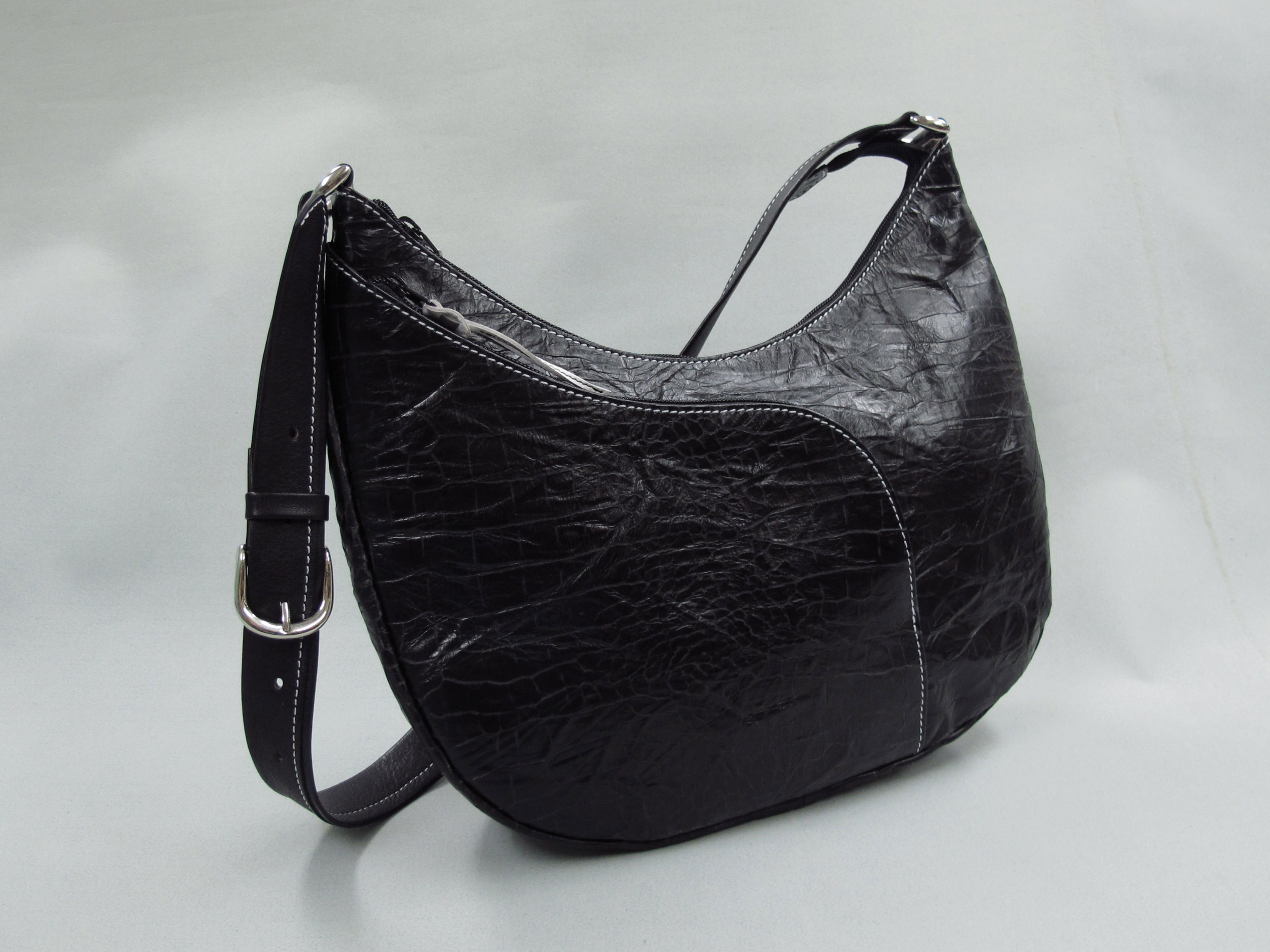 ボディーバッグとGOGOレディ　一点もののバッグたち