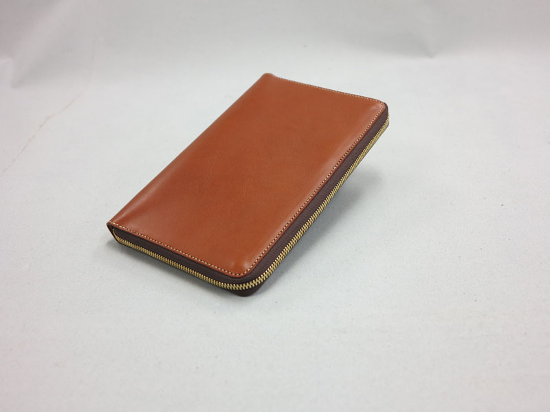 スリムな、ファスナータイプの６穴システム手帳