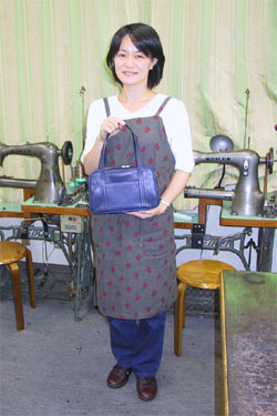 硬めの革のバッグ