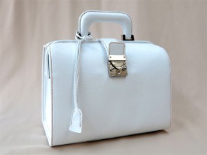 白い革のダレスバッグ