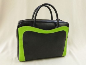 アップルグリーンと黒の革バッグ
