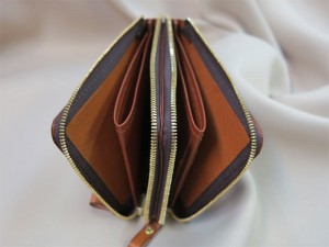 ファスナー財布の内部
