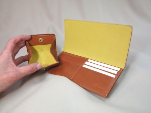 黄色いウラ地のお財布