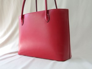 オリジナルの赤い牛革バッグ