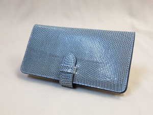 グレーのリザード革財布
