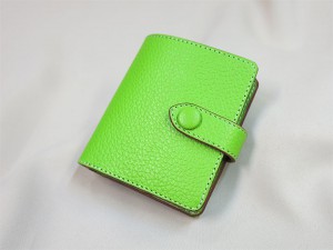 アップルグリーンの二つ折り財布