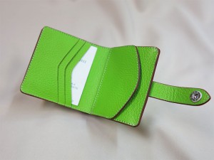 アップルグリーンの財布