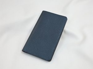 型押し模様のある紺色のシンプルな手帳