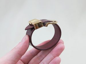 金色の金具を使った小ぶりな腕時計