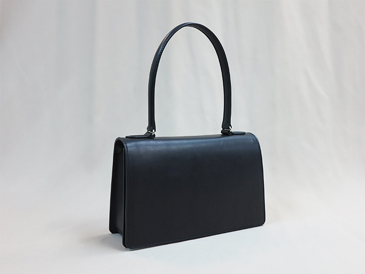黒色のシンプルなハンドバッグ