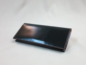 黒い艶ありのコードバンで作った長財布