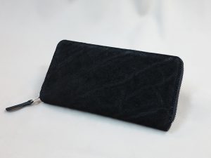 黒いゾウ革で作ったラウンドファスナーの長財布