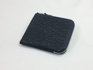 黒の鮫革財布