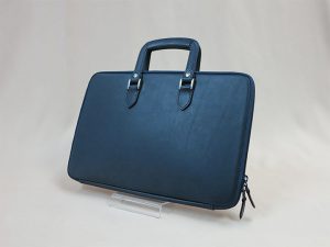 紺色の牛革で作ったシンプルなビジネスバッグ