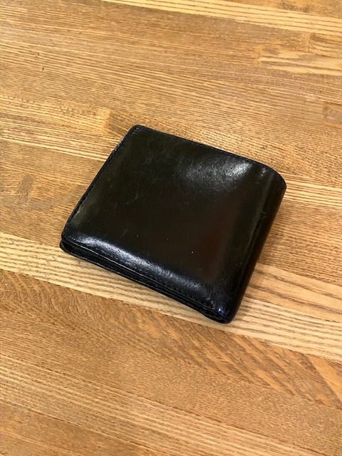 当店オリジナル革の二つ折り財布：手触りの良さや使い勝手について