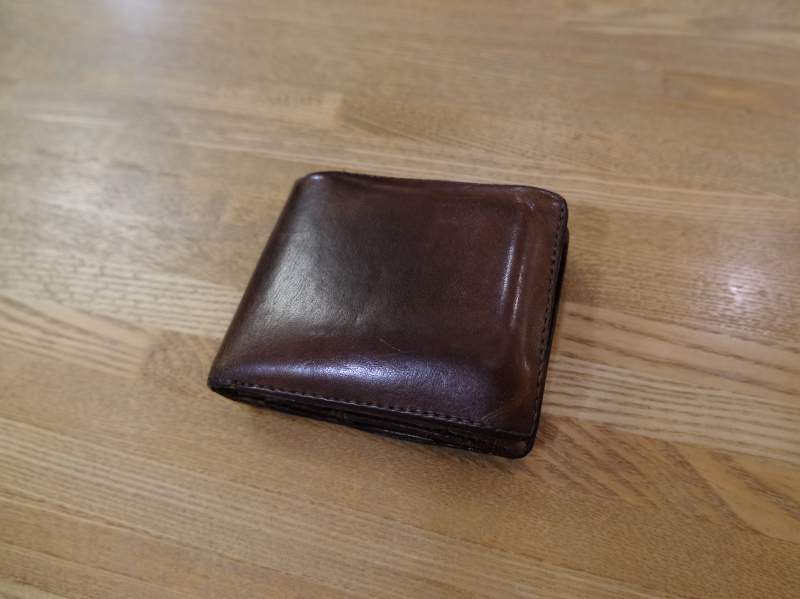 8年ほどご使用いただいた二つ折り財布と2代目の新品