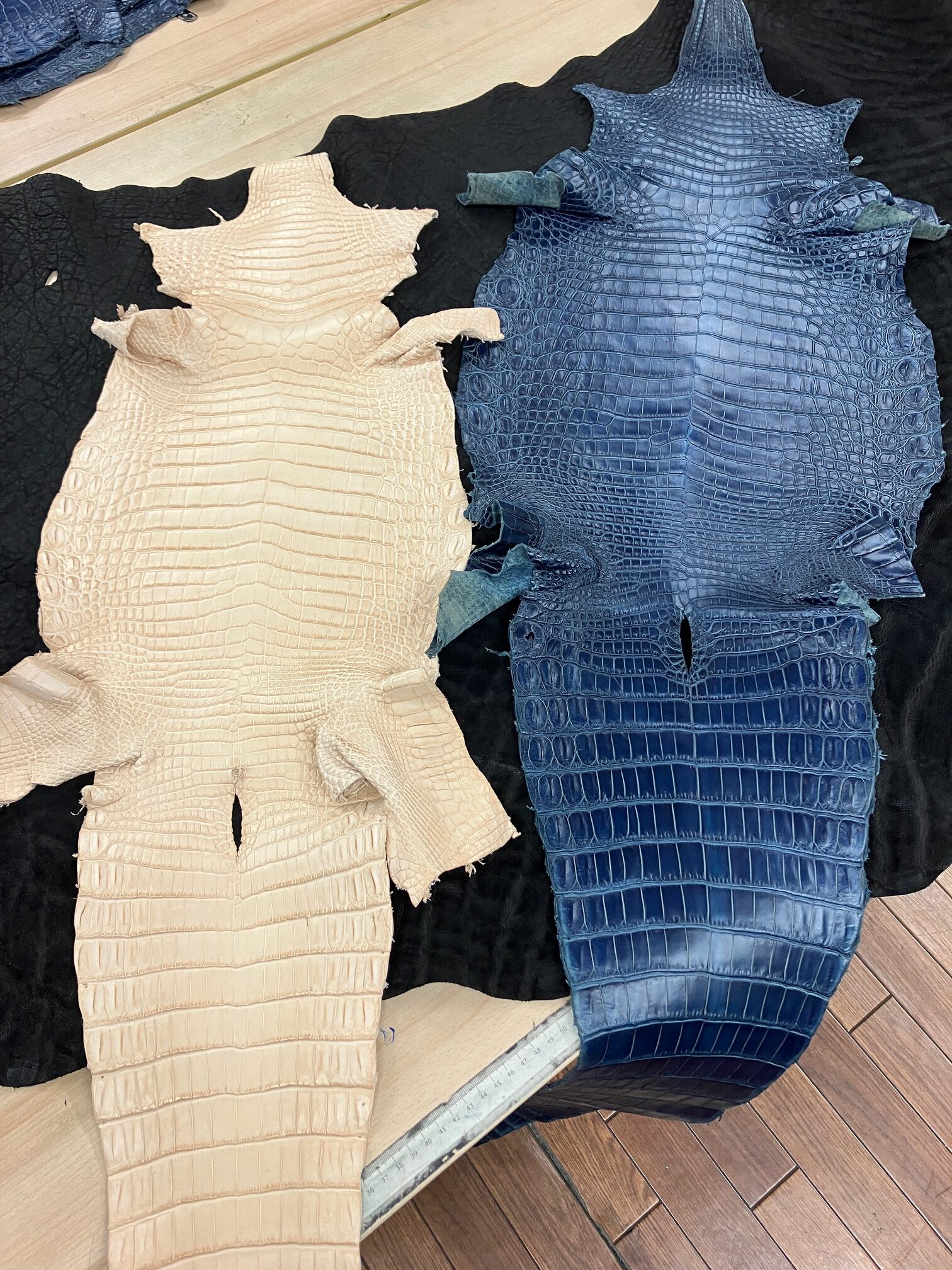 稀有なクロコダイル革、ポロサス藍染とナイルヌメ