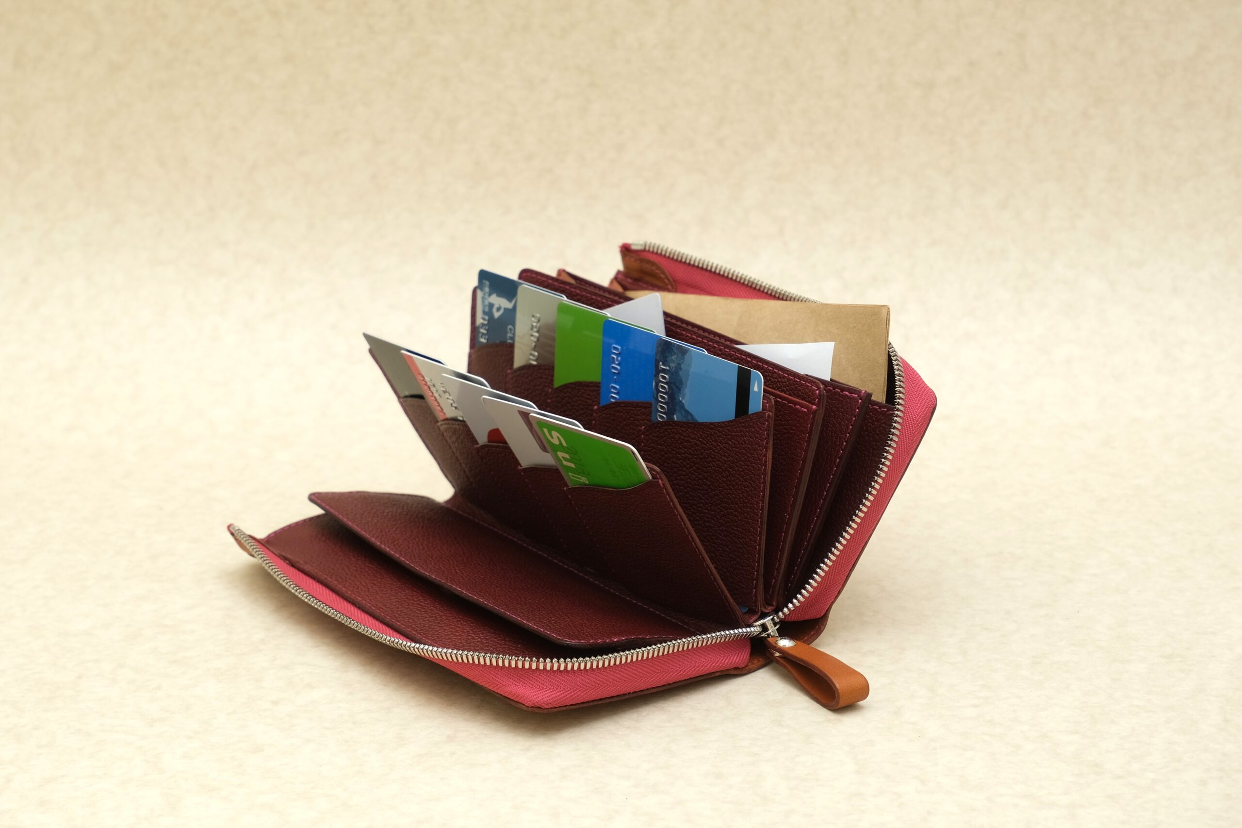 驚きの中身と厚さ、L字ファスナー長財布 50505