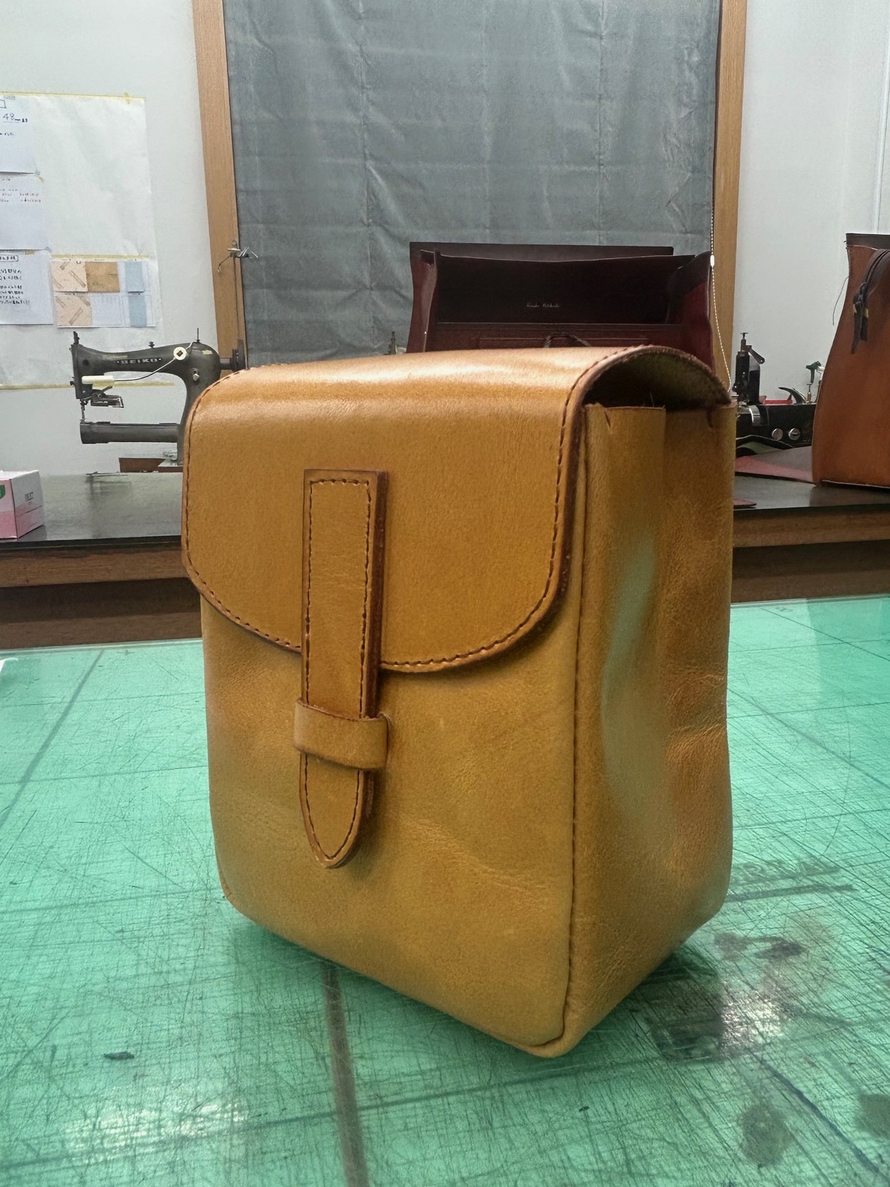 「革の制作教室」生徒作品と教室風景