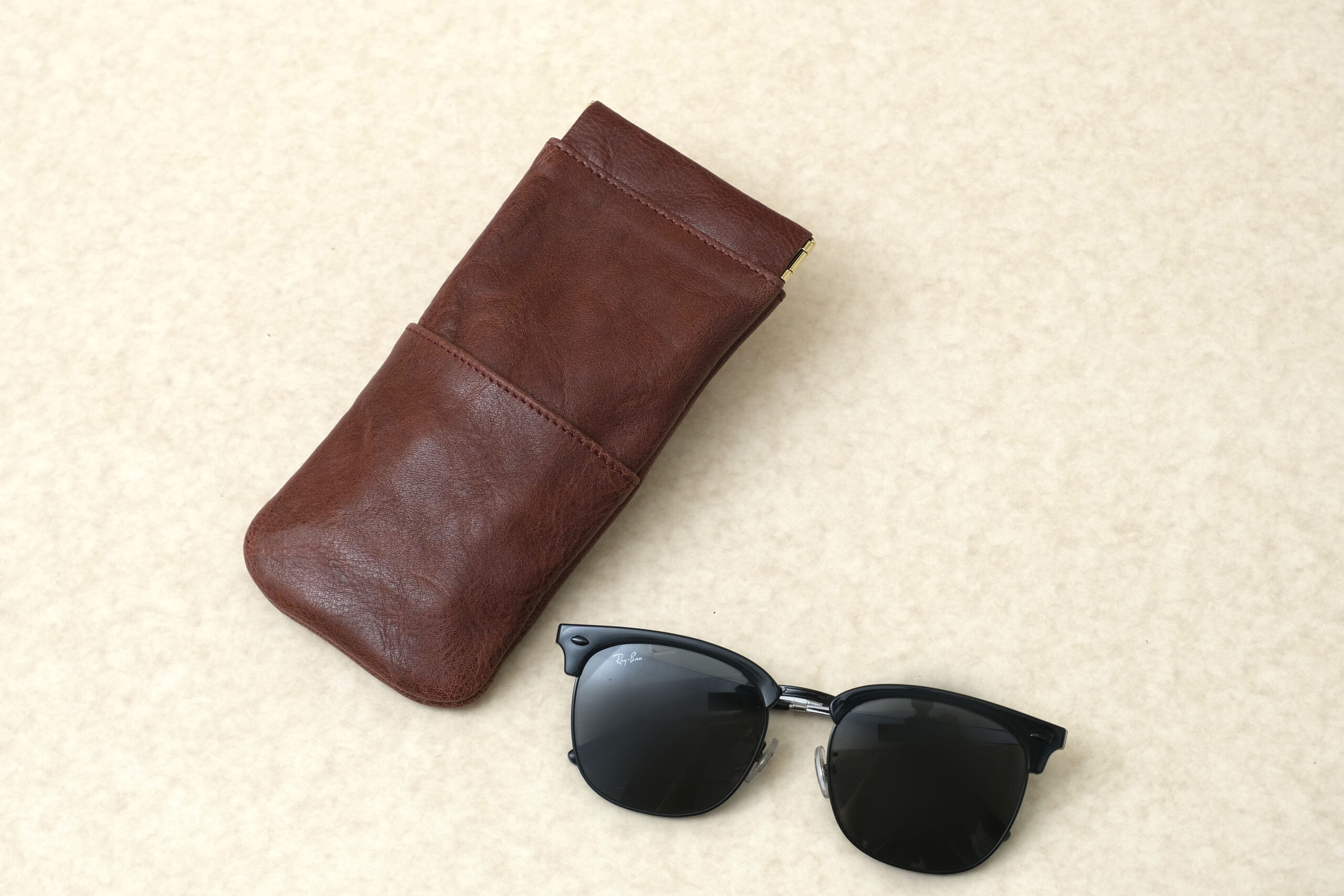 リネアペッレレザーのメガネケース　2512N