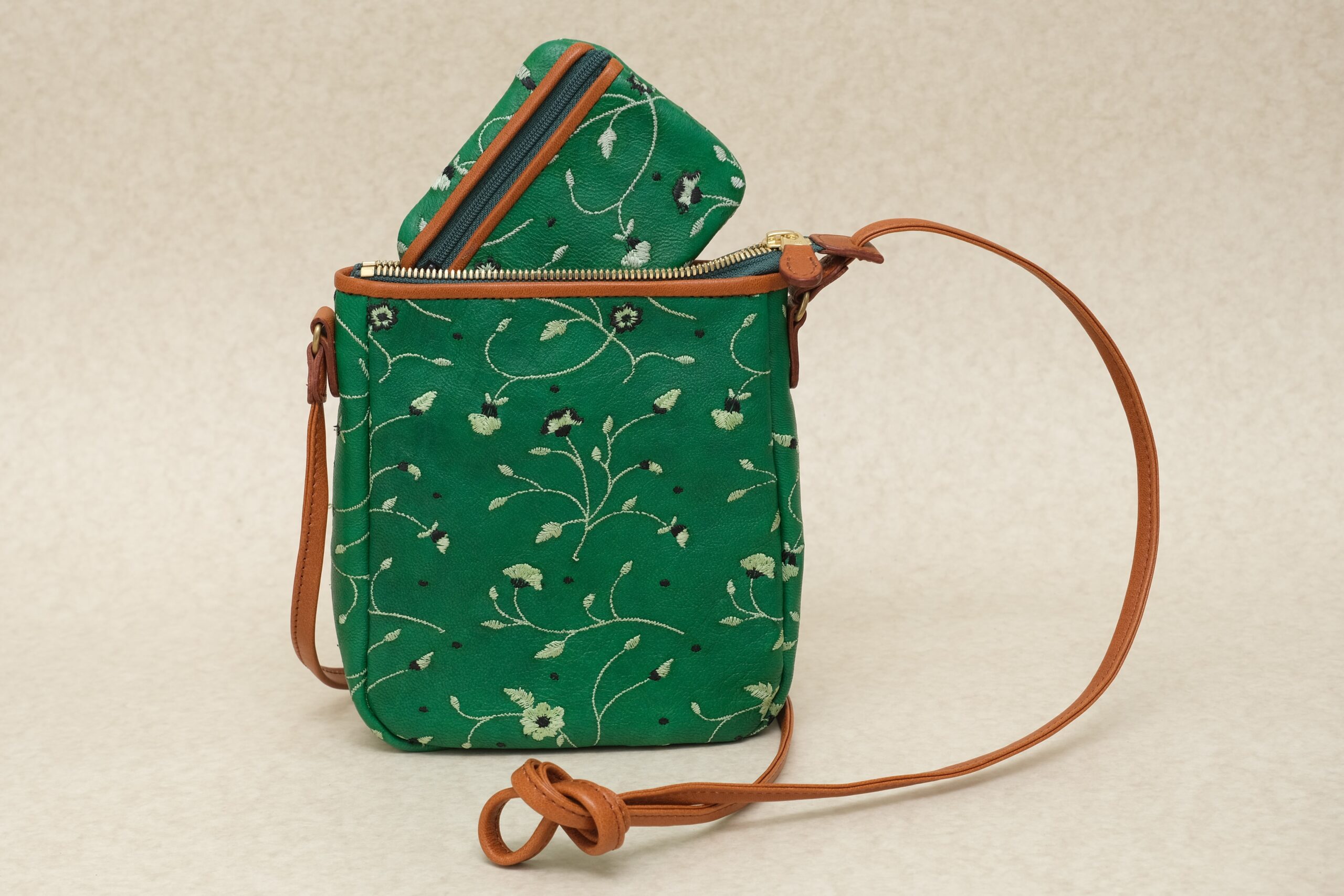 イタリア刺繍革パラダイスグリーンのショルダーバッグとお財布