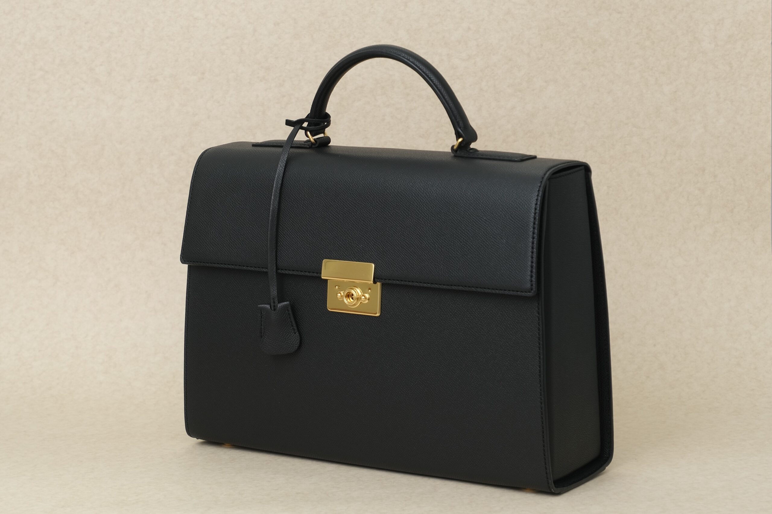 何も入ってなくてもパチッと閉まる、A４の入るハンドバッグ　2512N